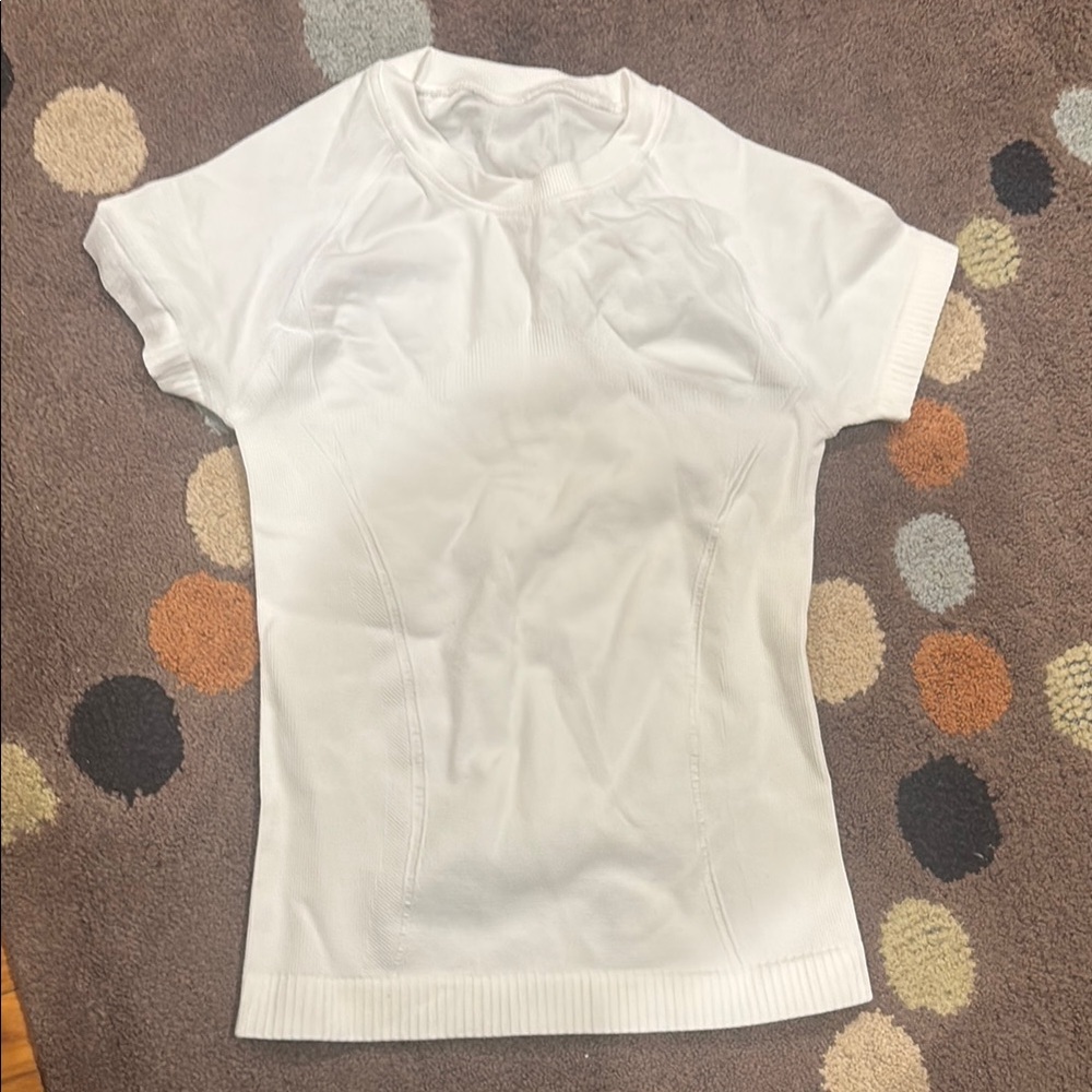 White fitted t-shirt for working out or daily wear (never worn)